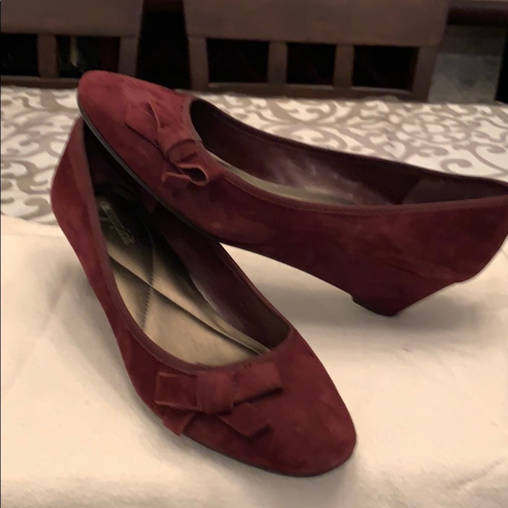 Maroon wedges